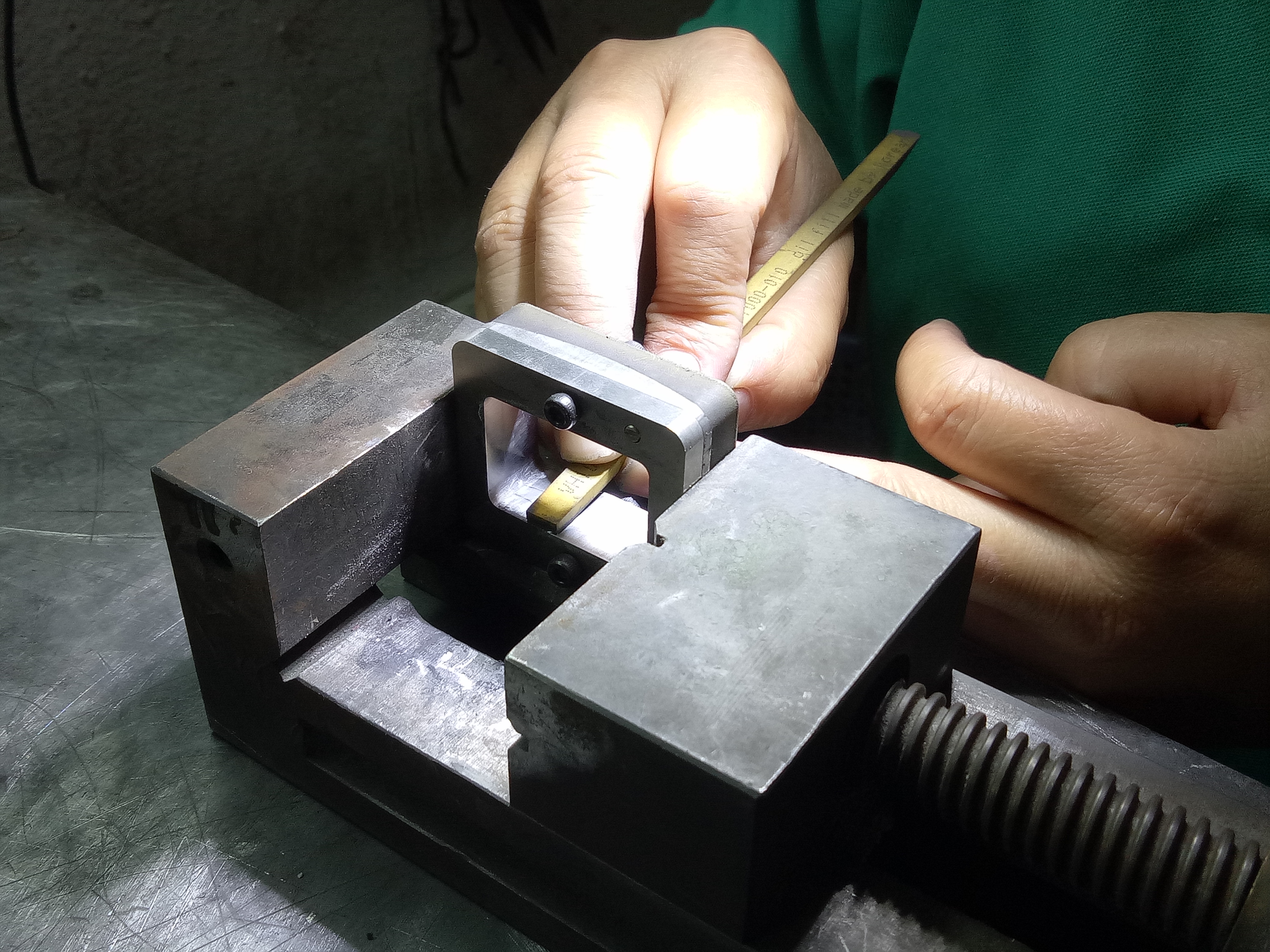 注塑模具使用油石抛光